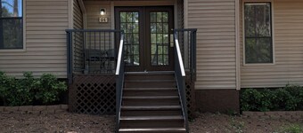 Charming 2-bedroom apartment with AC in Holly Lake Ranch