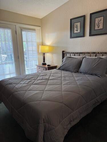 Charming 2-bedroom apartment with AC in Holly Lake Ranch