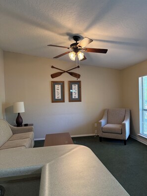 Living area - Charming 2-bedroom apartment with AC in Holly Lake Ranch (Holly Lake Ranch)