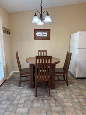 Dining - Charming 2-bedroom apartment with AC in Holly Lake Ranch (Holly Lake Ranch)