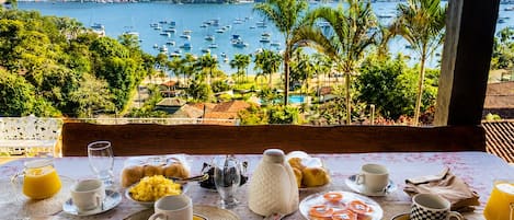 Buffet déjeuner gratuit tous les jours