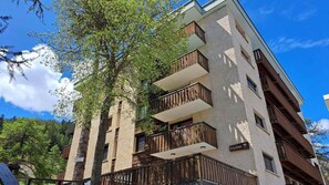 A multi-story building with balconies and a sign that reads "Restaurante." - 100m from resort center, 1st floor, balcony, tv, ski locker, 25m², Pra Loup (Pra Loup)