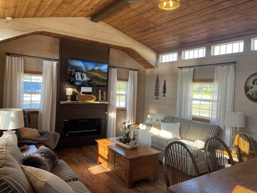 The Fur Seasons Cabin at Black Dog Cabins, 1/2 mi South of Rend Lake Dam