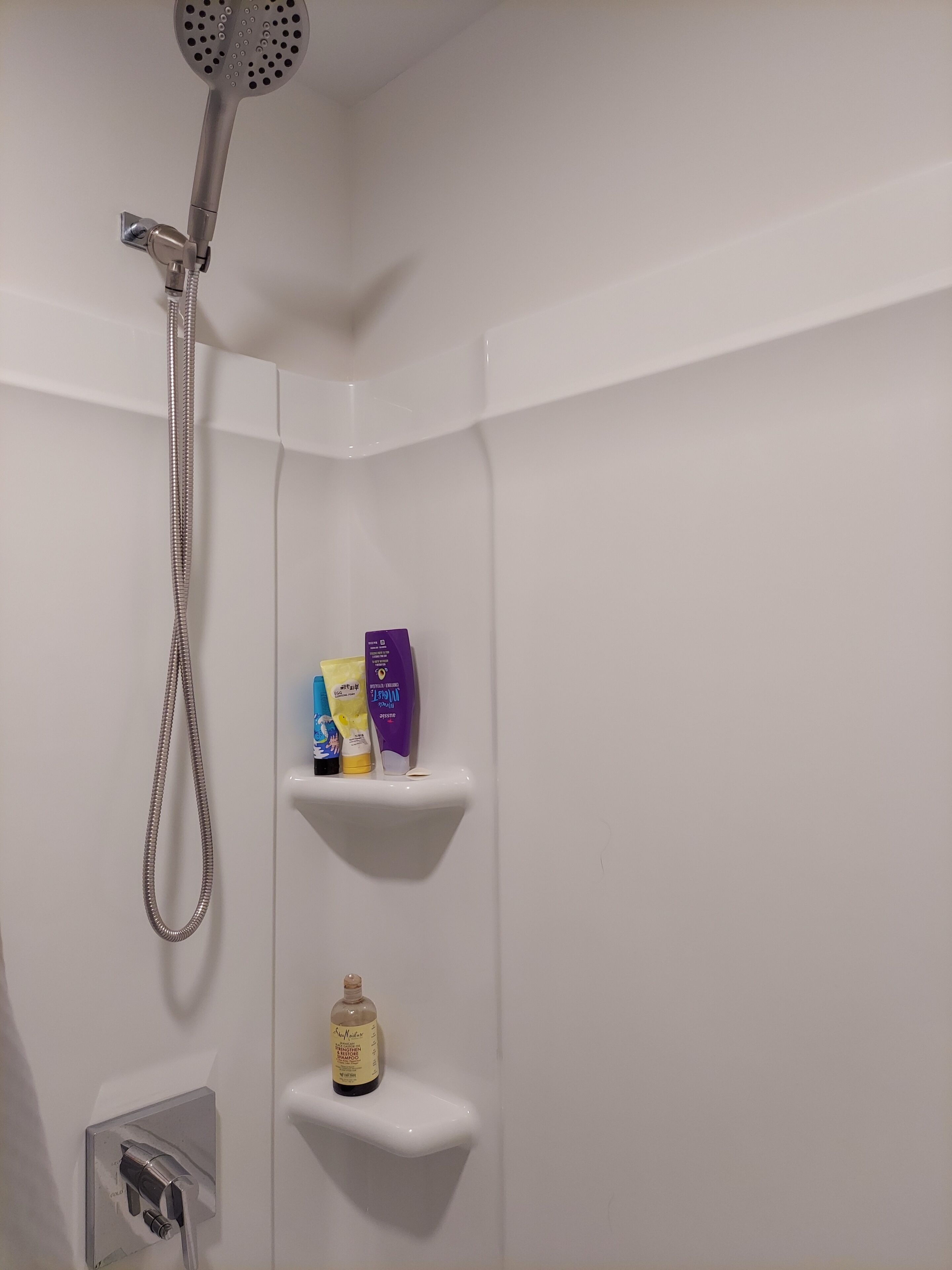 Regadera, bidet, toallas, jabón 