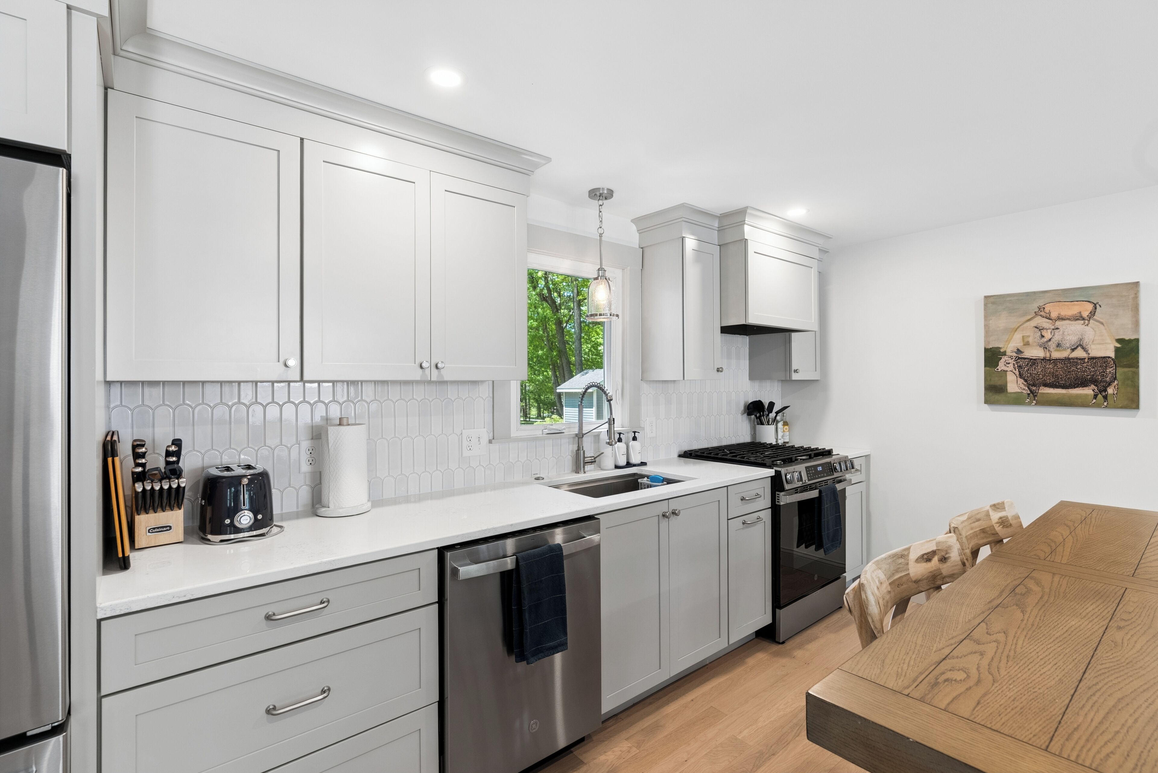 Fridge, oven, stovetop, dishwasher