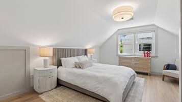 5 bedrooms, desk, travel crib, free WiFi