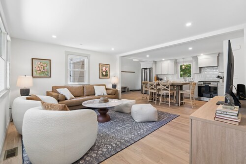 Luxe 5 Bed/ 3 Bath with Game Room & AC