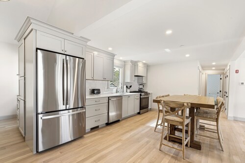 Luxe 5BR/3BA Cape: Game Room & 20min to Portland