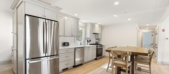 Luxe 5BR/3BA Cape: Game Room & 20min to Portland