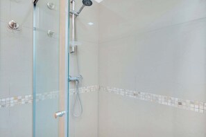 Dutxa, assecador de cabells, bidet i tovalloles 
