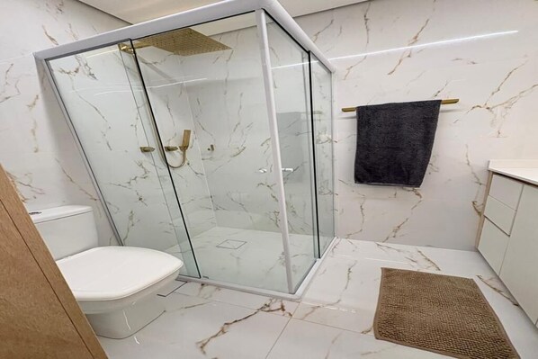 Dusche, Handtücher, Toilettenpapier