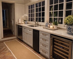 Private kitchen - Charming and Chic Beverly Hills Cottage/Guesthouse steps from BH Hotel.Private. (Beverly Hills)