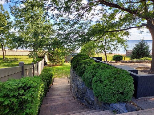 Cozy 3-bedroom cottage with private sandy beach, fire pit and relaxing patio