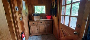 Interior - Cozy 3-bedroom cottage with private sandy beach, fire pit and relaxing patio (Pigeon)