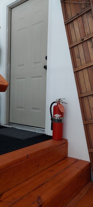 Exterior detail - Cozy 3-bedroom cottage with private sandy beach, fire pit and relaxing patio (Pigeon)