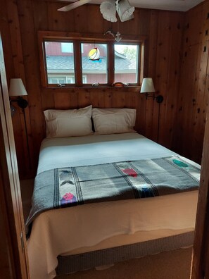 Room - Cozy 3-bedroom cottage with private sandy beach, fire pit and relaxing patio (Pigeon)