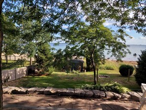 Property grounds - Cozy 3-bedroom cottage with private sandy beach, fire pit and relaxing patio (Pigeon)