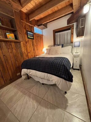6 bedrooms, iron/ironing board, WiFi, bed sheets - Beautiful timber frame just minutes to Middlebury! (New Haven)