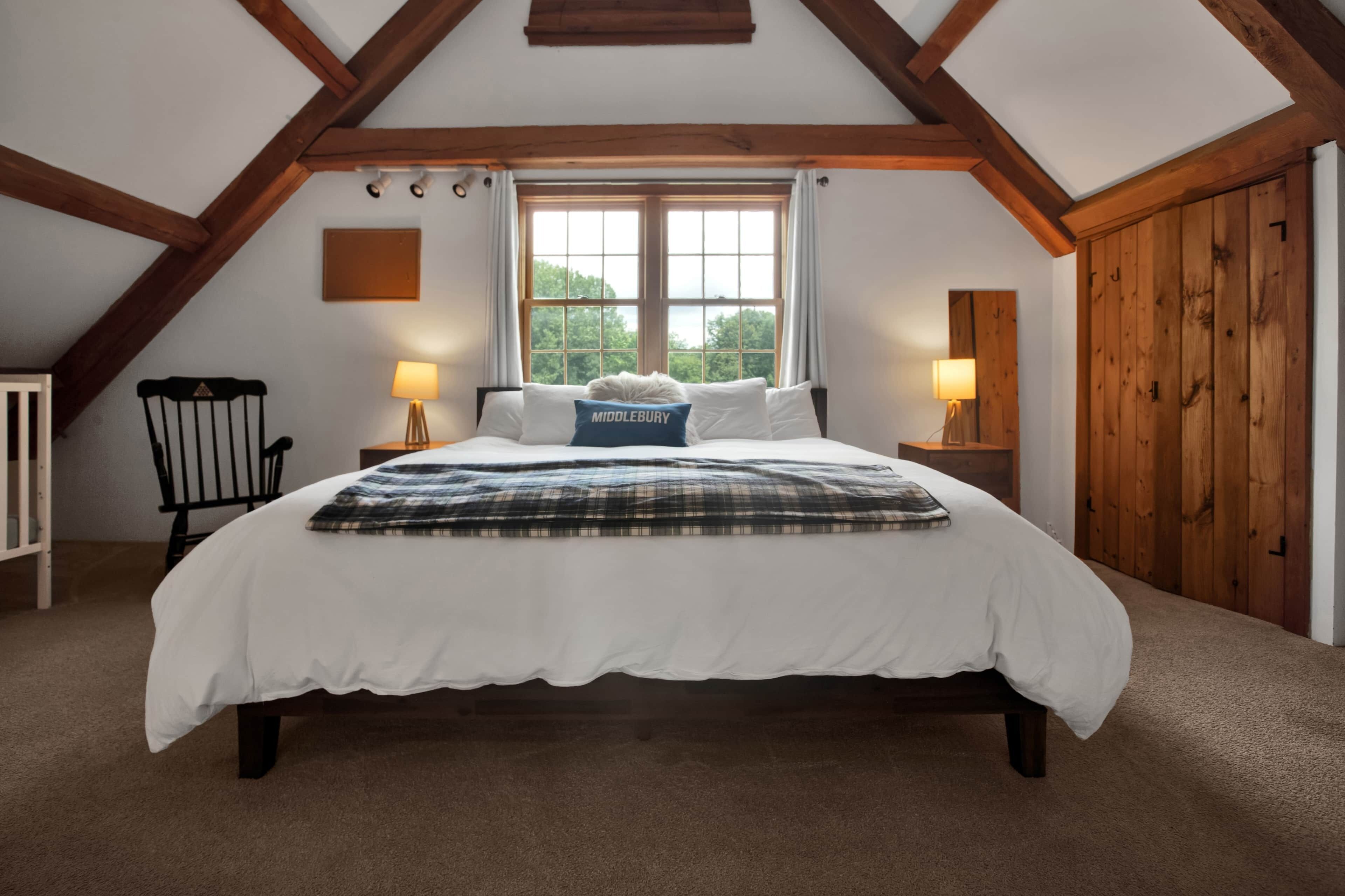 6 bedrooms, iron/ironing board, WiFi, bed sheets