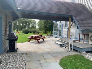Outdoor dining - Beautiful timber frame just minutes to Middlebury! (New Haven)