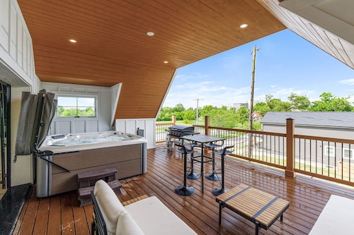 Modern Columbus Retreat Hot Tub, Theater, Games, Sleeps 16+