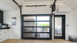 Une cuisine moderne avec des armoires blanches et un plan de travail noir.