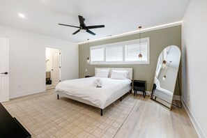 3 bedrooms, iron/ironing board, WiFi, bed sheets - Modern Columbus Retreat Hot Tub, Theater, Games, Sleeps 16+ (Columbus)