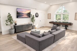 TV - Modern Columbus Retreat Hot Tub, Theater, Games, Sleeps 16+ (Columbus)