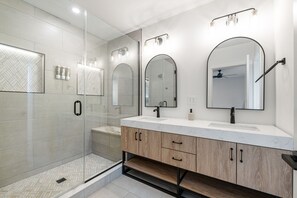 Een douche, een haardroger, handdoeken, zeep