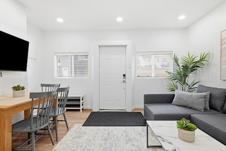 TV. Pittsburgh/Millvale Modern & Cozy One Bedroom Apartment with Free Street Parking