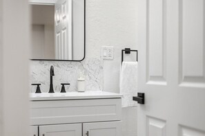 Bathroom - Pittsburgh/Millvale Modern & Cozy One Bedroom Apartment with Free Street Parking (Pittsburgh)