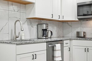 Private kitchen - Pittsburgh/Millvale Modern & Cozy One Bedroom Apartment with Free Street Parking (Pittsburgh)