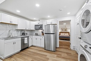 Private kitchen - Pittsburgh/Millvale Modern & Cozy One Bedroom Apartment with Free Street Parking (Pittsburgh)