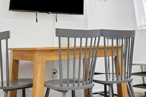 Dining - Pittsburgh/Millvale Modern & Cozy One Bedroom Apartment with Free Street Parking (Pittsburgh)