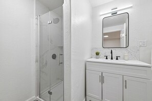Hair dryer, towels - Pittsburgh/Millvale Modern & Cozy One Bedroom Apartment with Free Street Parking (Pittsburgh)
