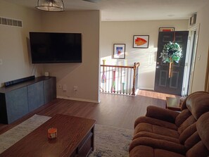 Una Smart TV, una chimenea, videojuegos, un reproductor estéreo