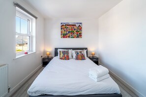 4 bedrooms, iron/ironing board, free WiFi, bed sheets - 4 Bed Town House, 10 min walk to Bicester Village - Pass the Keys (Bicester)