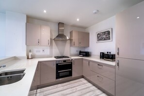 Fridge, microwave, oven, dishwasher - 4 Bed Town House, 10 min walk to Bicester Village - Pass the Keys (Bicester)