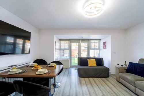 4 Bed Town House, 10 min walk to Bicester Village - Pass the Keys