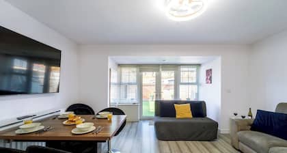 4 Bed Town House, 10 min walk to Bicester Village - Pass the Keys