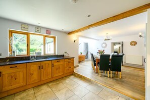 Interior - Dog-Friendly 5-Bedroom Retreat with Hot Tub - Pass the Keys (Shrewsbury)
