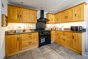 Fridge, oven, dishwasher, toaster - Dog-Friendly 5-Bedroom Retreat with Hot Tub - Pass the Keys (Shrewsbury)