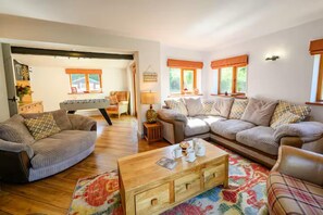 TV, fireplace, books - Dog-Friendly 5-Bedroom Retreat with Hot Tub - Pass the Keys (Shrewsbury)
