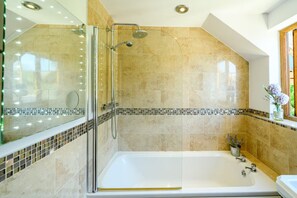 Towels - Dog-Friendly 5-Bedroom Retreat with Hot Tub - Pass the Keys (Shrewsbury)