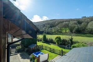 Terrace/patio - Dog-Friendly 5-Bedroom Retreat with Hot Tub - Pass the Keys (Shrewsbury)