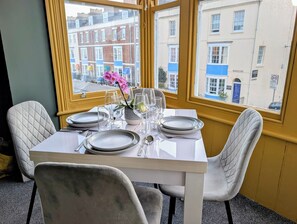 Dining - Coastal Retreat - less then a minute to the beach. (Weymouth)