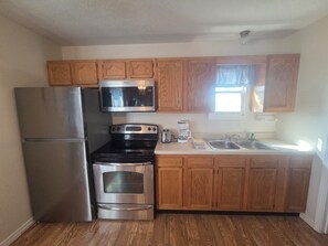 Fridge, microwave, oven, stovetop - Romantic Seclusion Lake Norfork Cottage 10 w/Jacuzzi at Teal Point Resort w/private lake access (Mountain Home)