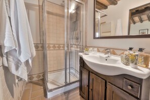 Shower, hair dryer, bidet, towels - SwimmingPool ONLY FOR YOU in Villa with AirCon for 26/30 pax in 13 bedrooms (Toscana)