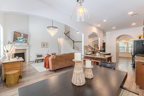 4 Bdr Pool + Spa + BBQ Retreat  in The Woodlands, TX.