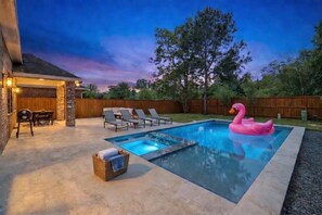 Una piscina al aire libre, una piscina climatizada